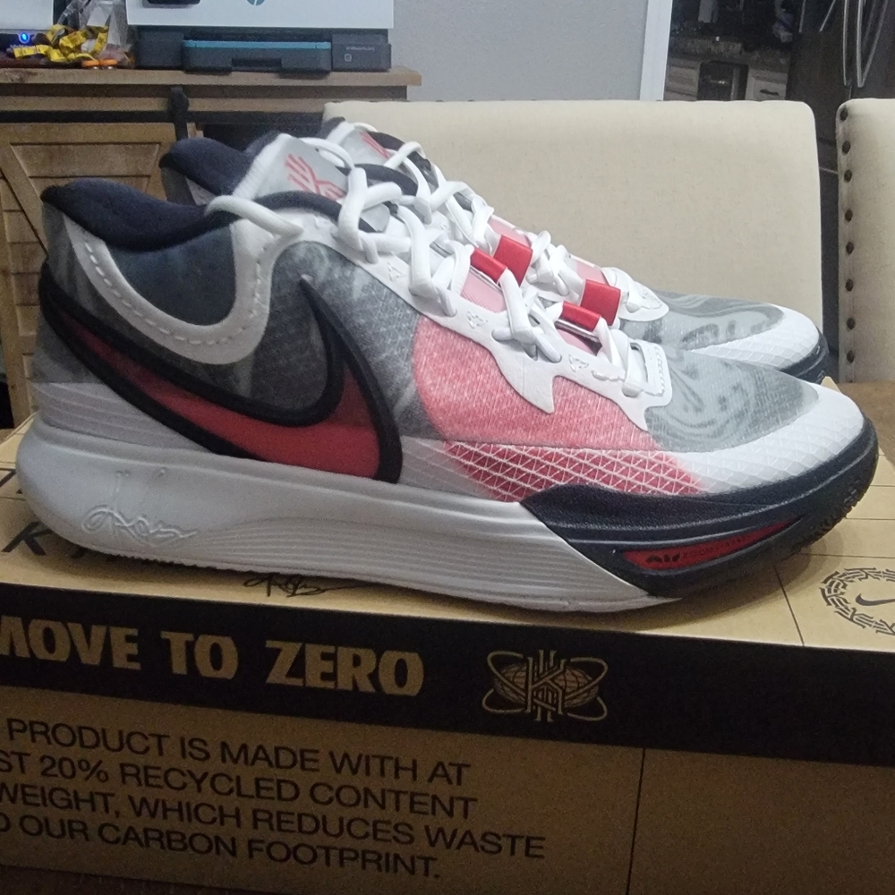 Nike kyrie 8, basketball, new in box, 11.5men/13 women, white,black,red
